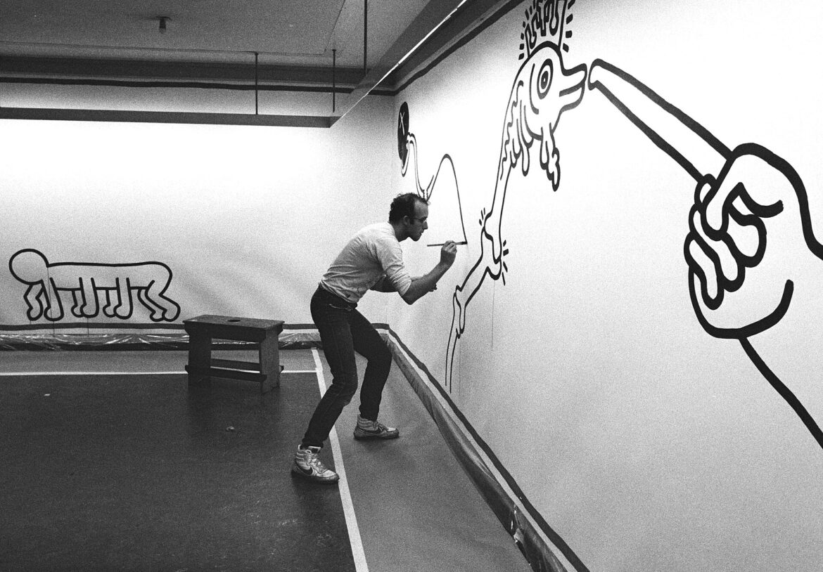 Immagine di Keith Haring al lavoro o una delle sue opere iconiche