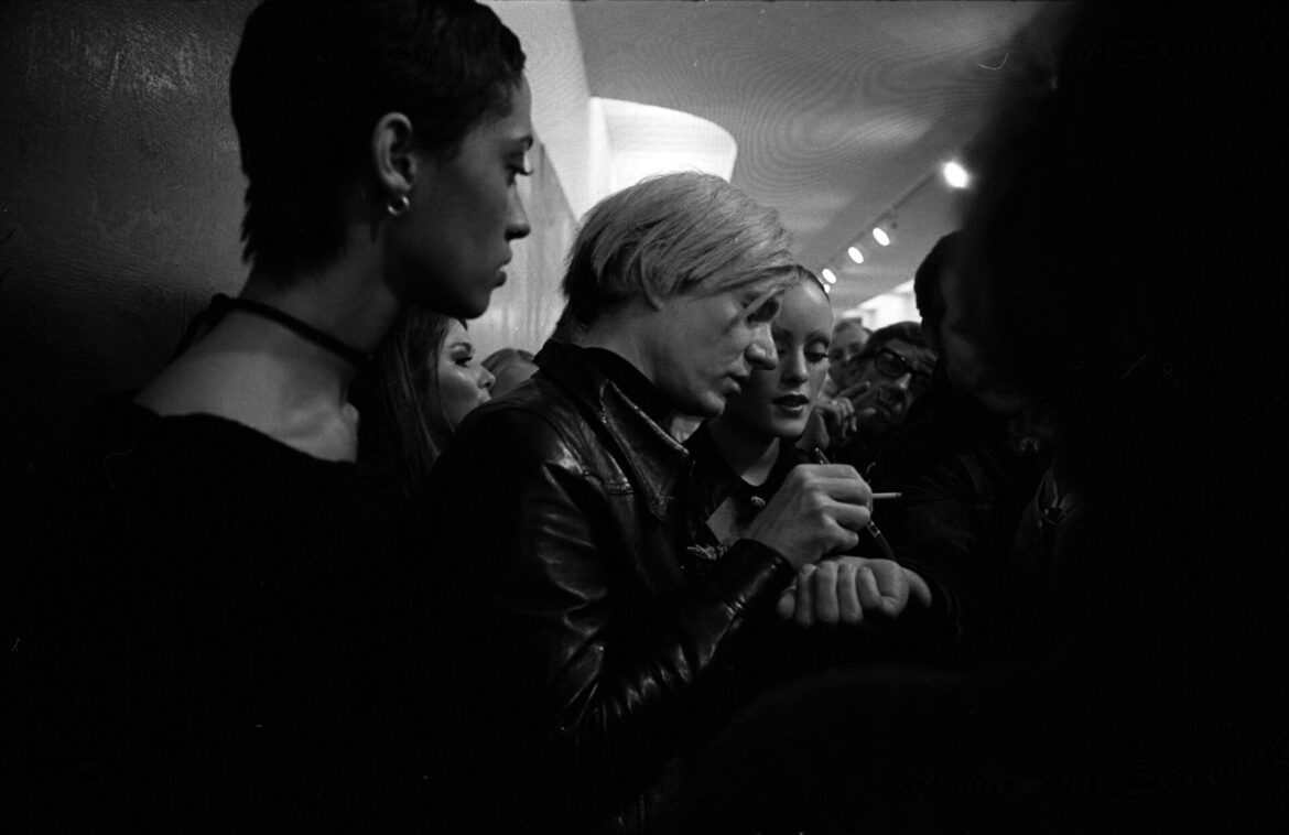 Un primo piano in bianco e nero di un soggetto di un "Screen Test" di Andy Warhol.