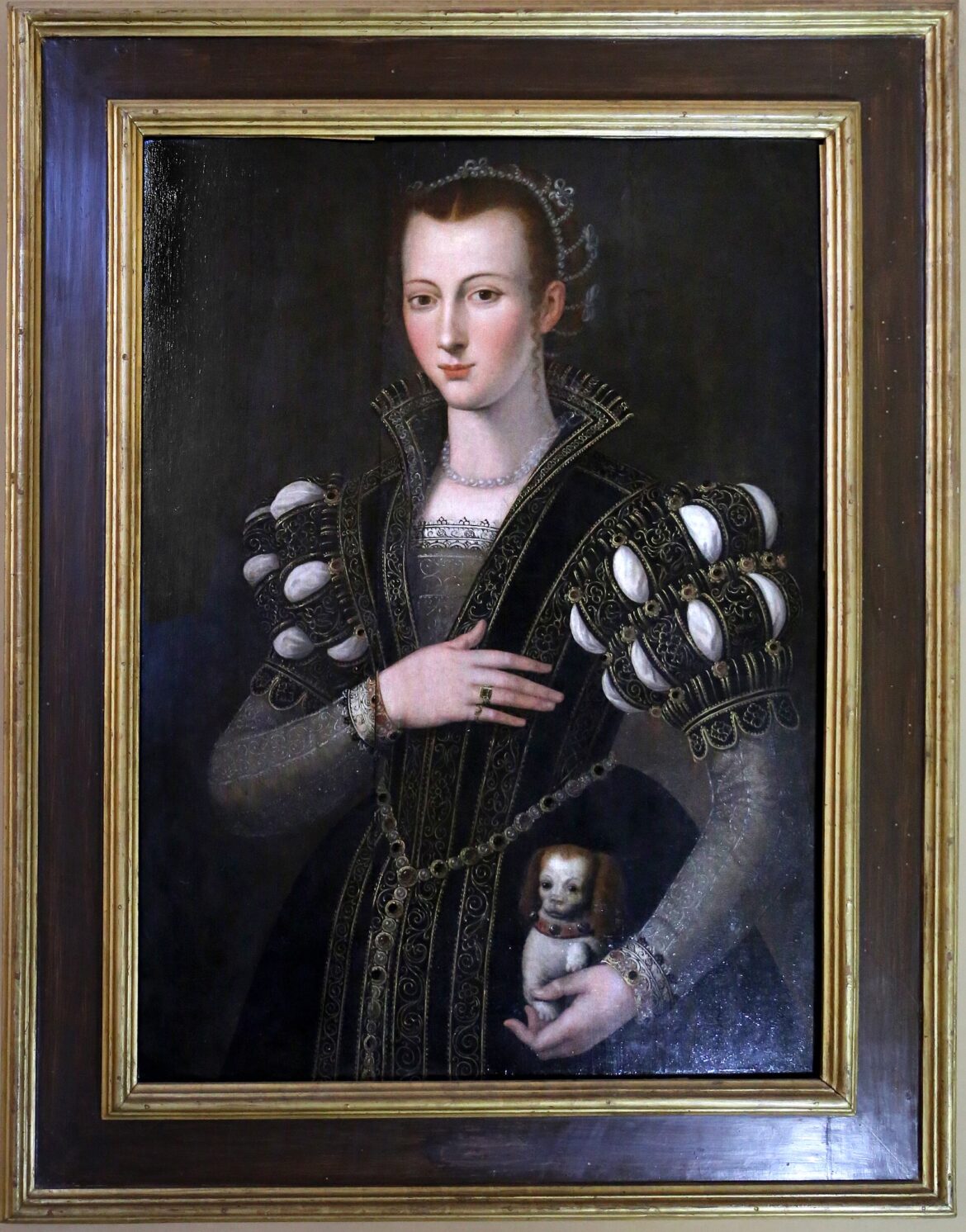 Vista parziale della mostra 'I miei orizzonti e tu' di Giovanni Ozzola alla Fondazione Lerici, con opere fotografiche e scultoree.