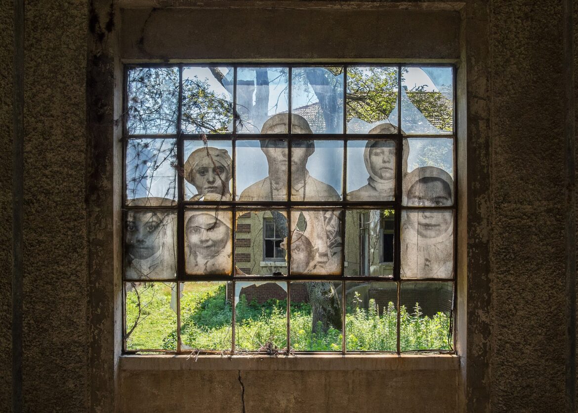 Edoardo Petracci nel suo studio temporaneo in Sila, durante la registrazione di By This Window