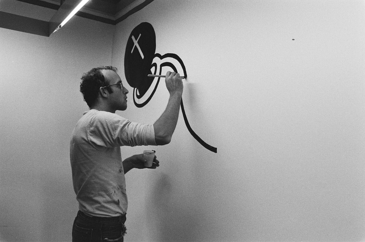 Il murale "Tuttomondo" di Keith Haring sulla parete esterna della canonica di Sant'Antonio Abate a Pisa.