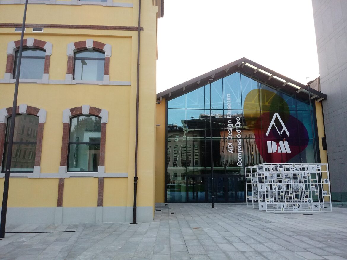 Interno dell'ADI Design Museum con esposizione di oggetti della Collezione Compasso d'Oro e pannelli esplicativi.