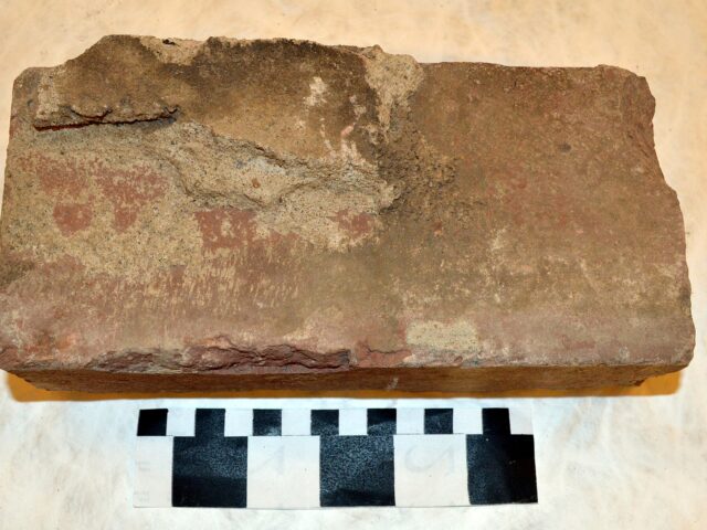 Vista esterna del Red Brick Art Museum di Pechino, con le sue distintive pareti in mattone rosso e la vegetazione circostante.