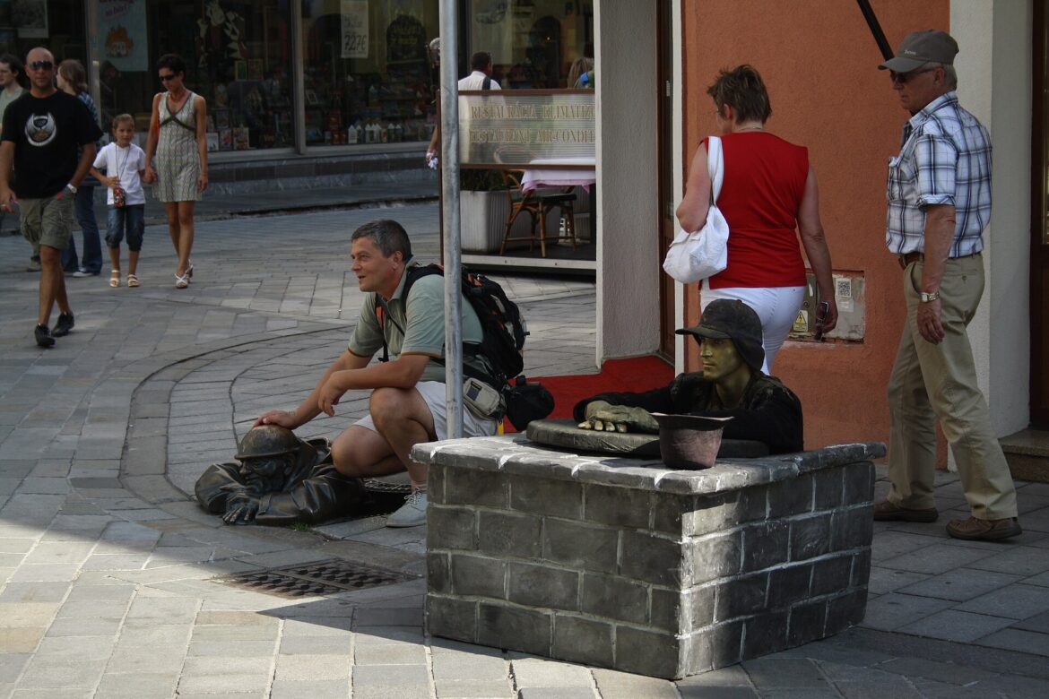 La statua di Čumil a Bratislava, con il suo cappello lucido per il tocco dei turisti.
