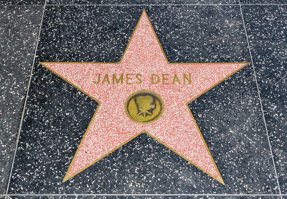 Ritratto di James Dean, attore icona del cinema, in bianco e nero